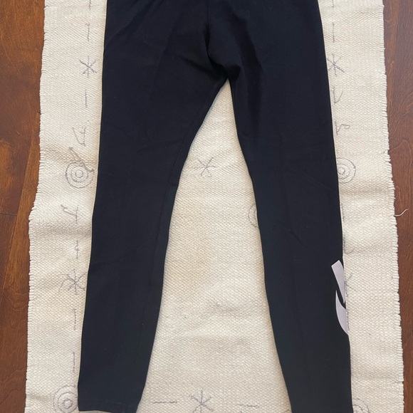 Nike High Rise Essential Leggings in Black With Calf Logo Print - Picture 5 of 7